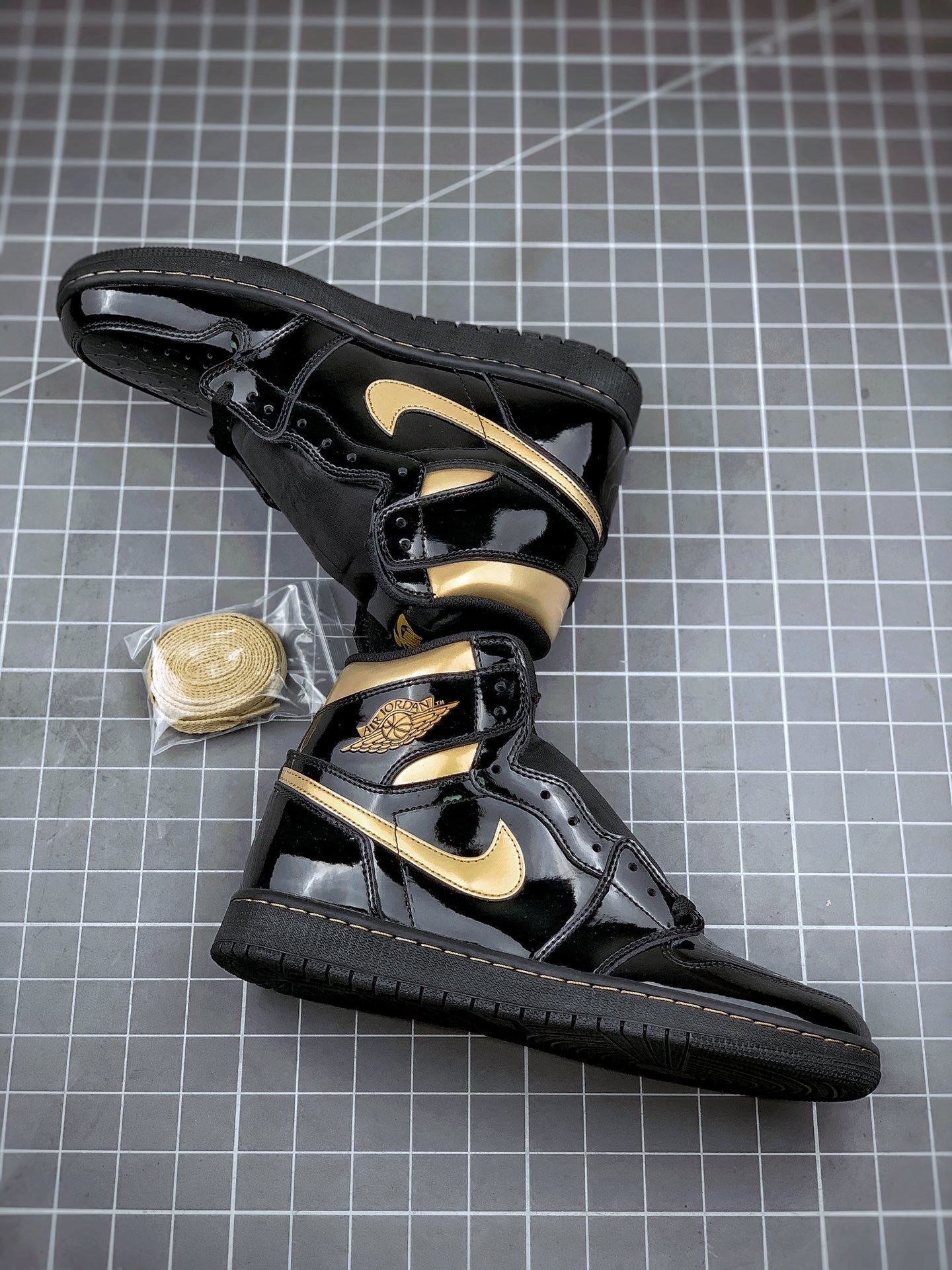 Air Jordan 1 High OG Black/Metallic Gold 555088-032