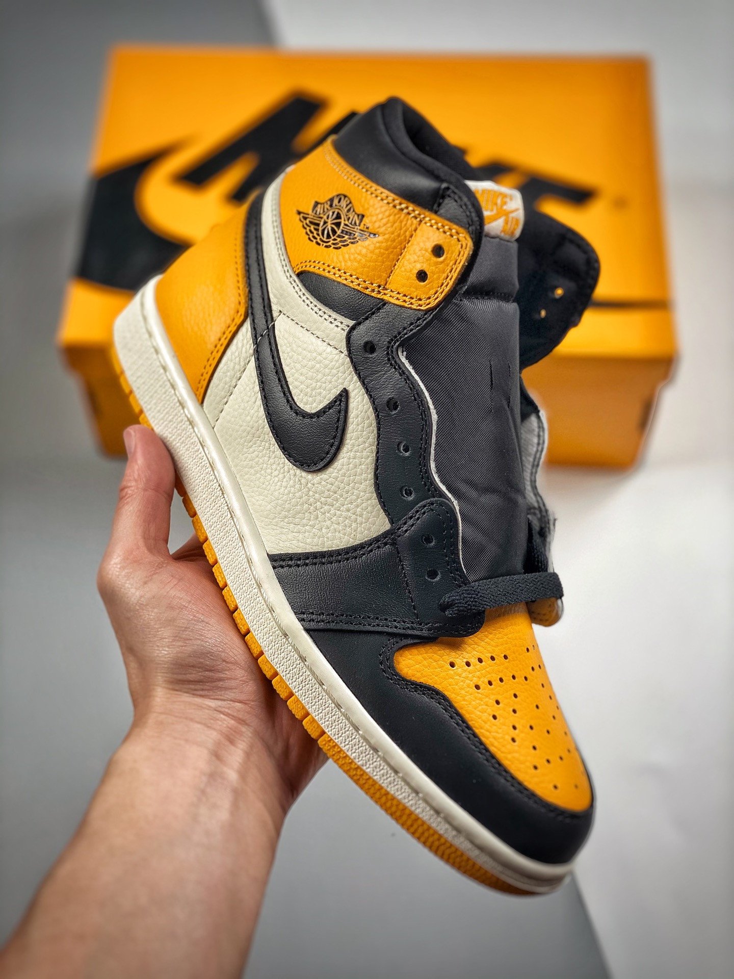 Air Jordan 1 High OG Yellow Toe 2022 Black/Taxi-White 555088-711