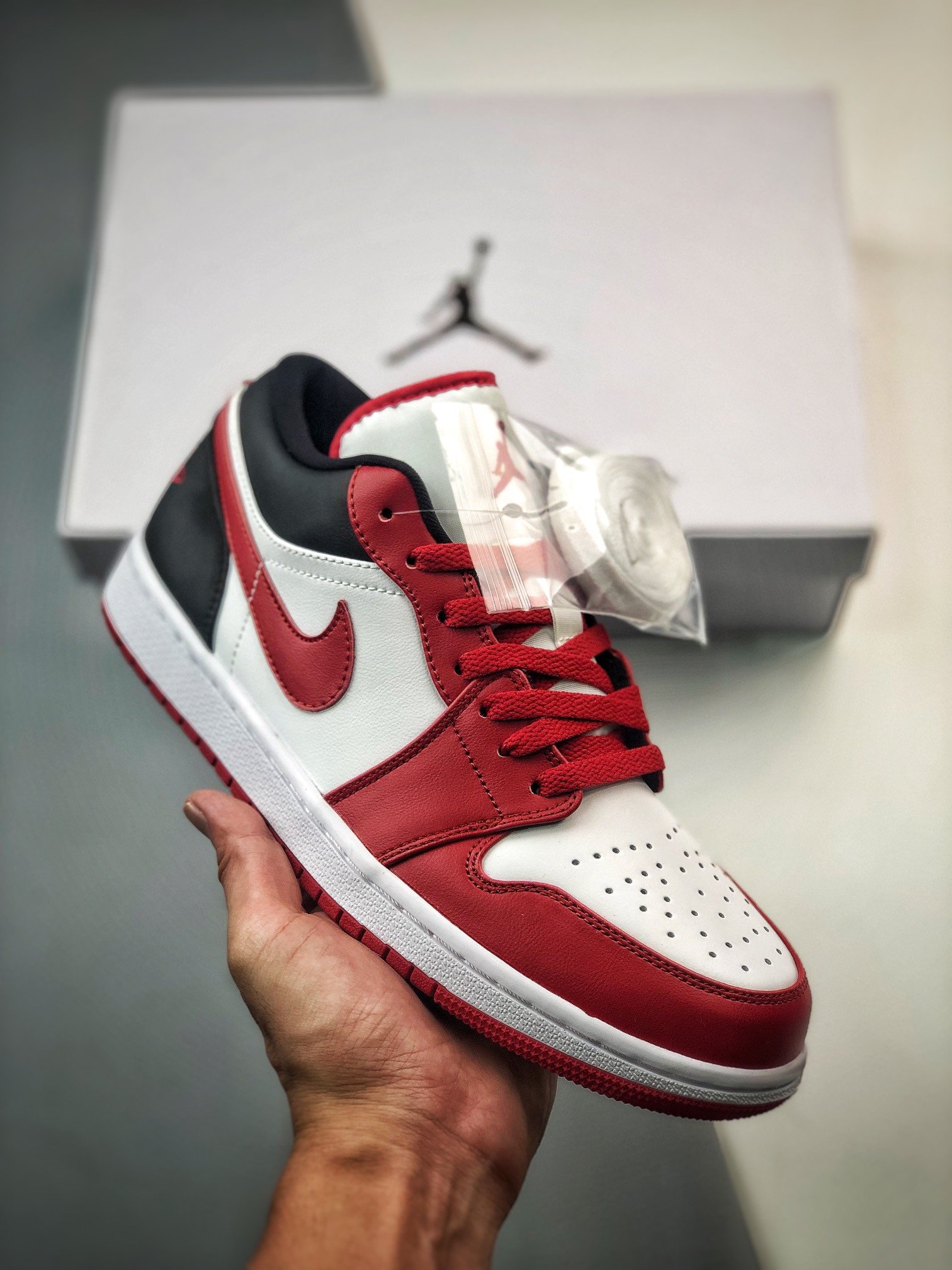 Air Jordan 1 Low Reverse Black Toe DC0774-160