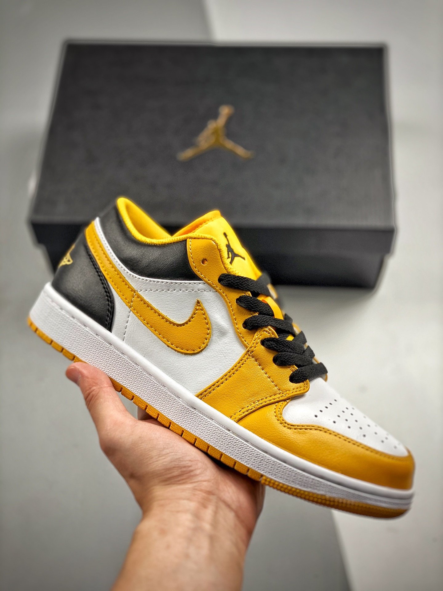 Air Jordan 1 Low Taxi/Black-White 553558-701
