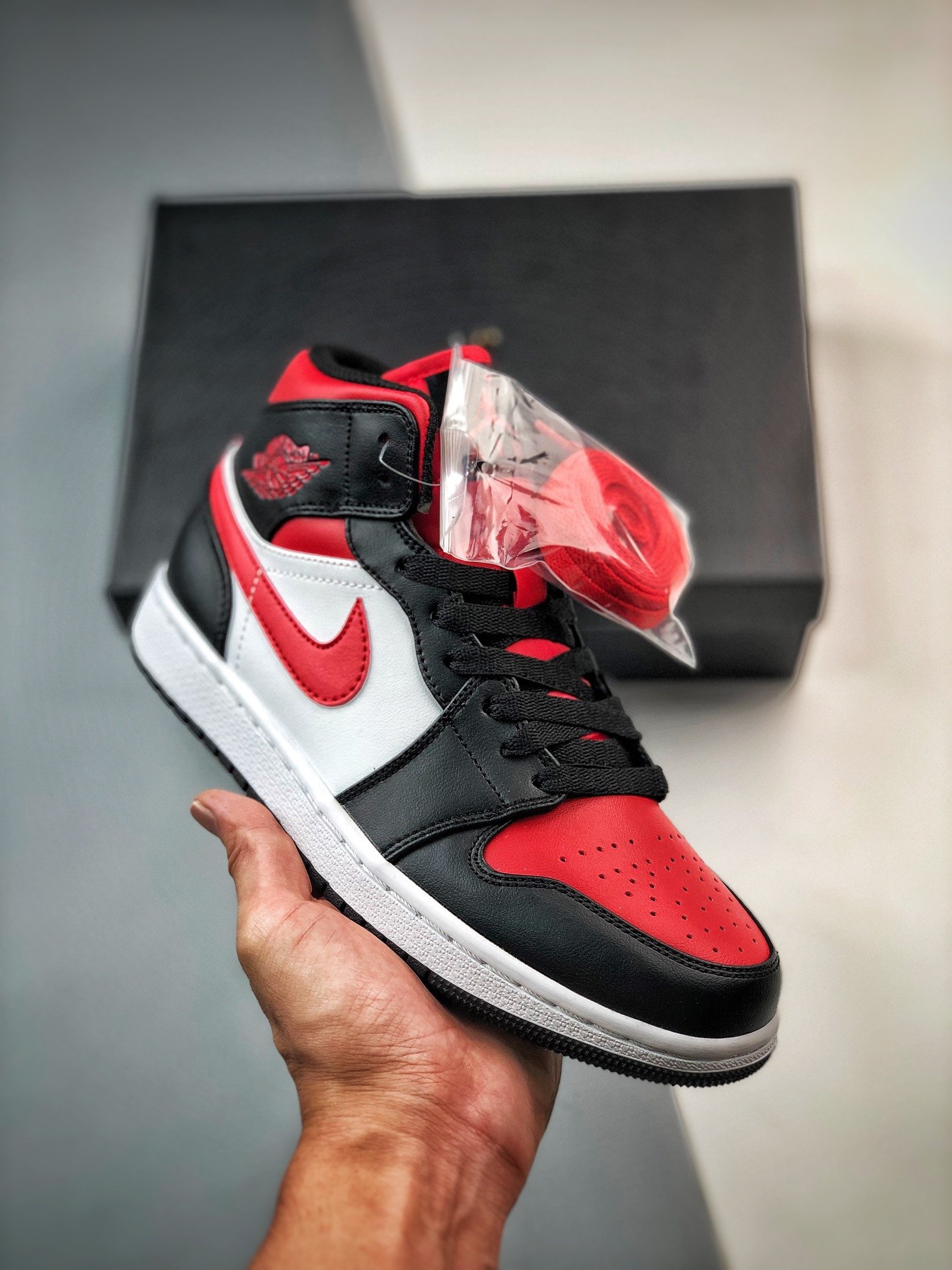Air Jordan 1 Mid Bred Toe Black/White-Fire Red 554724-079