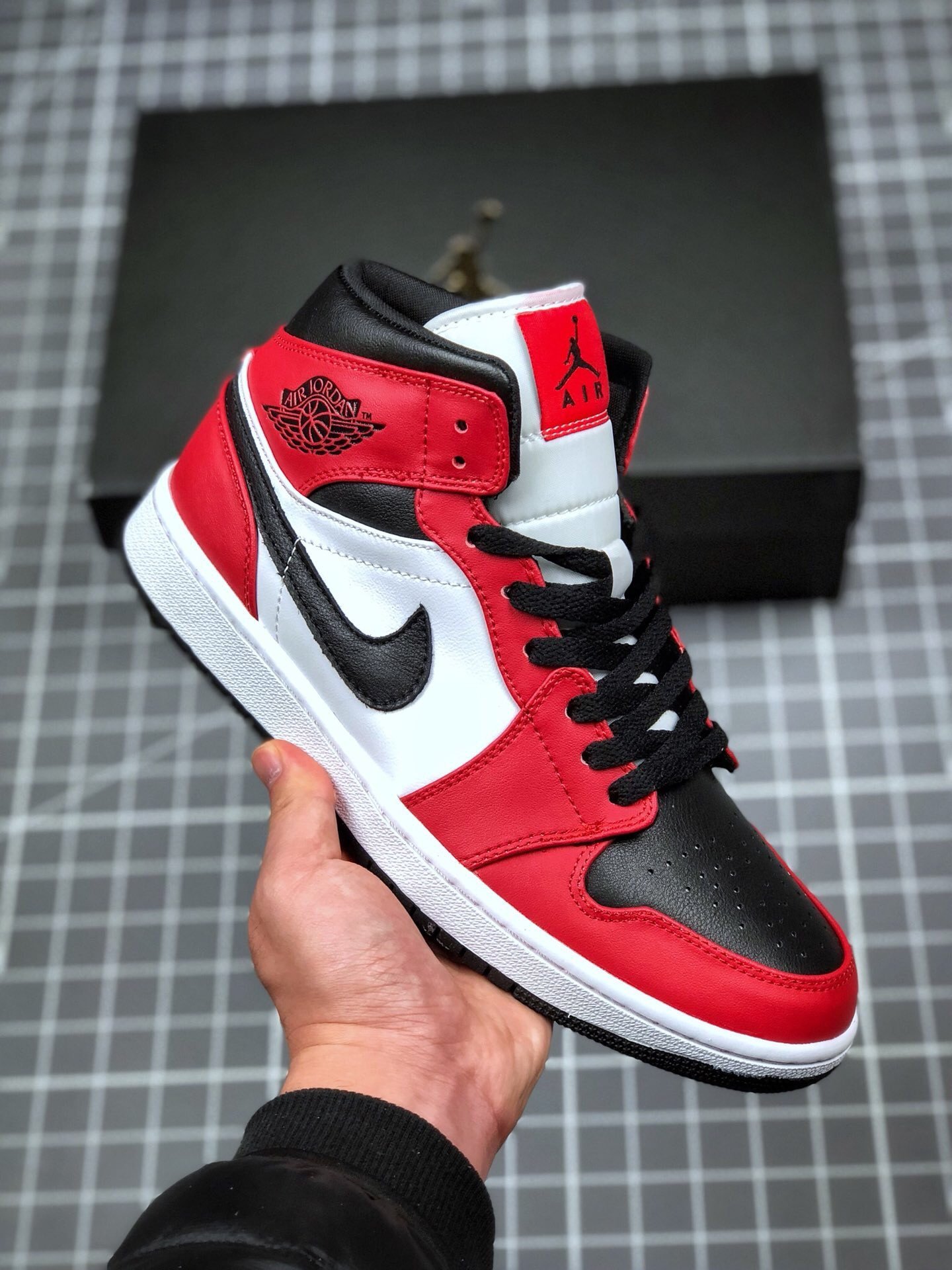 Air Jordan 1 Mid Chicago Black Toe 554724-069