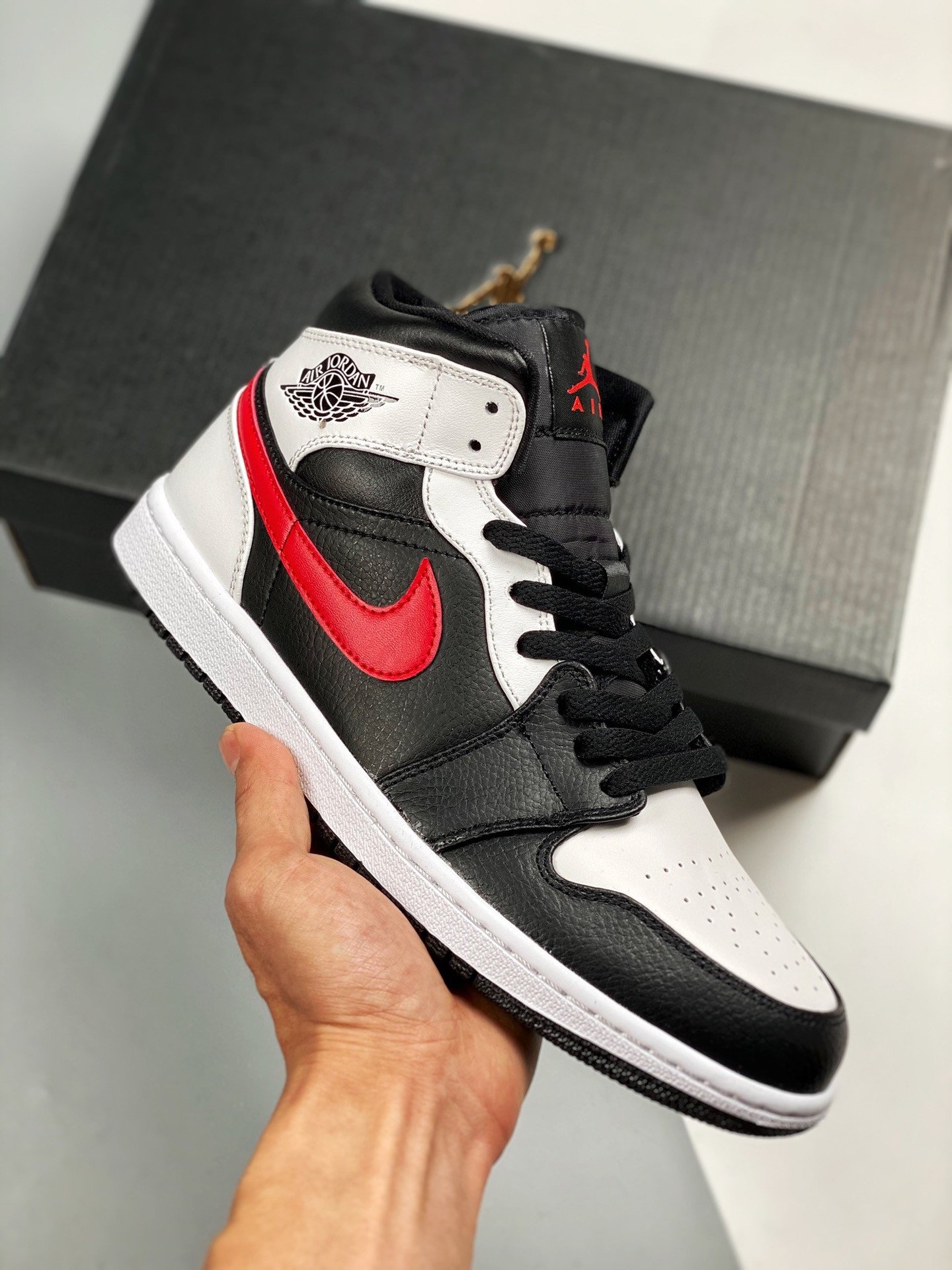 Air Jordan 1 Mid 'Chicago' Black/Chile Red-White 554724-075