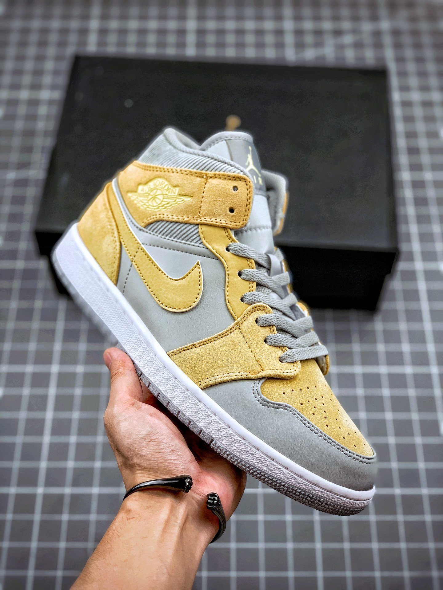 Air Jordan 1 Mid Grey Bone DA4666-001
