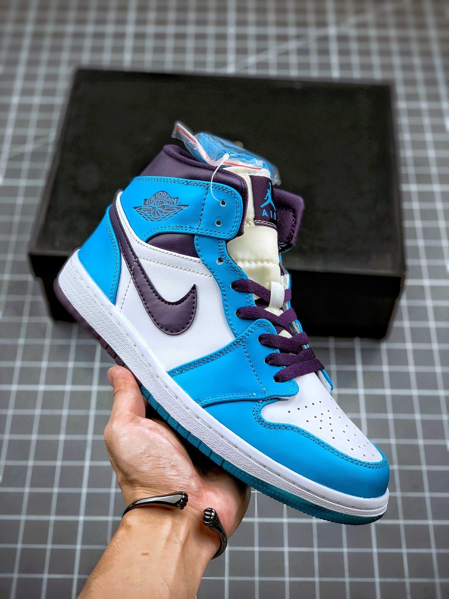 Air Jordan 1 Mid 'Hornets' Blue Lagoon/Grand Purple/White 554724-415