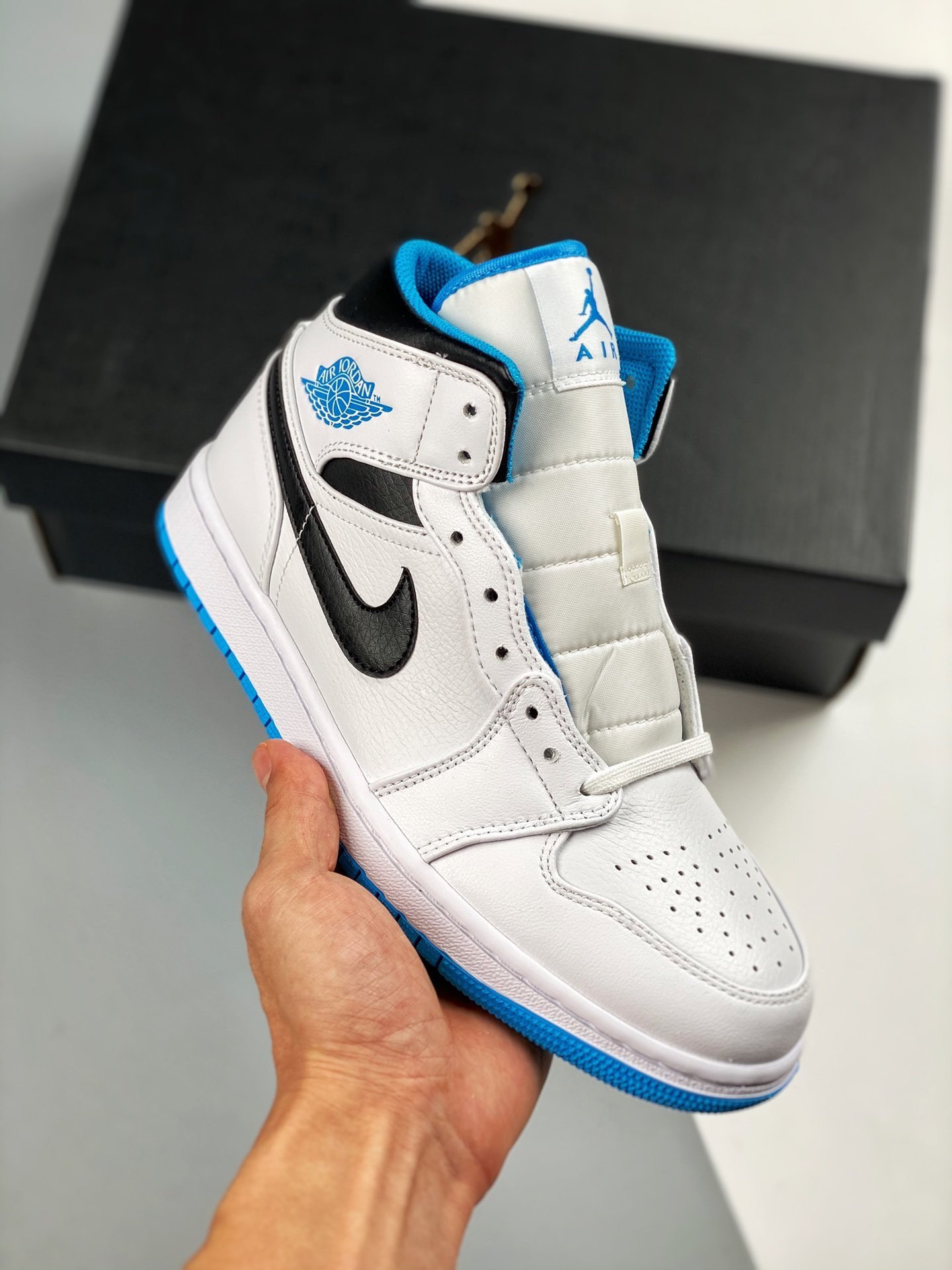 Air Jordan 1 Mid Laser Blue 554724-141