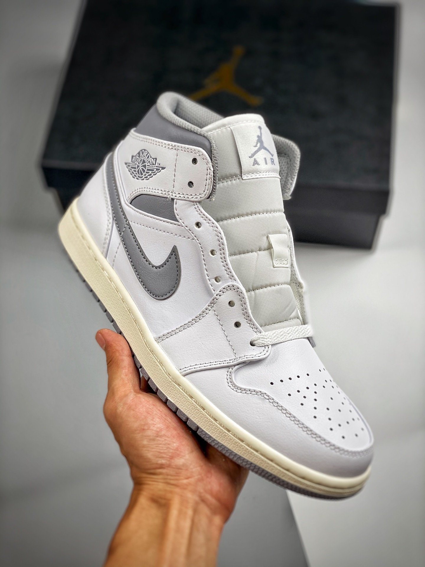 Air Jordan 1 Mid Neutral Grey 554724-135