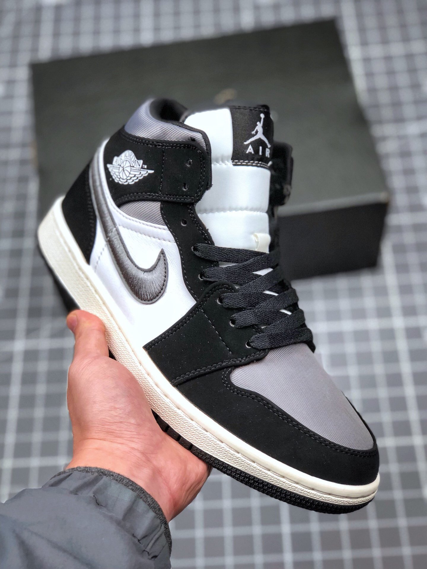 Air Jordan 1 Mid Satin 852542-011