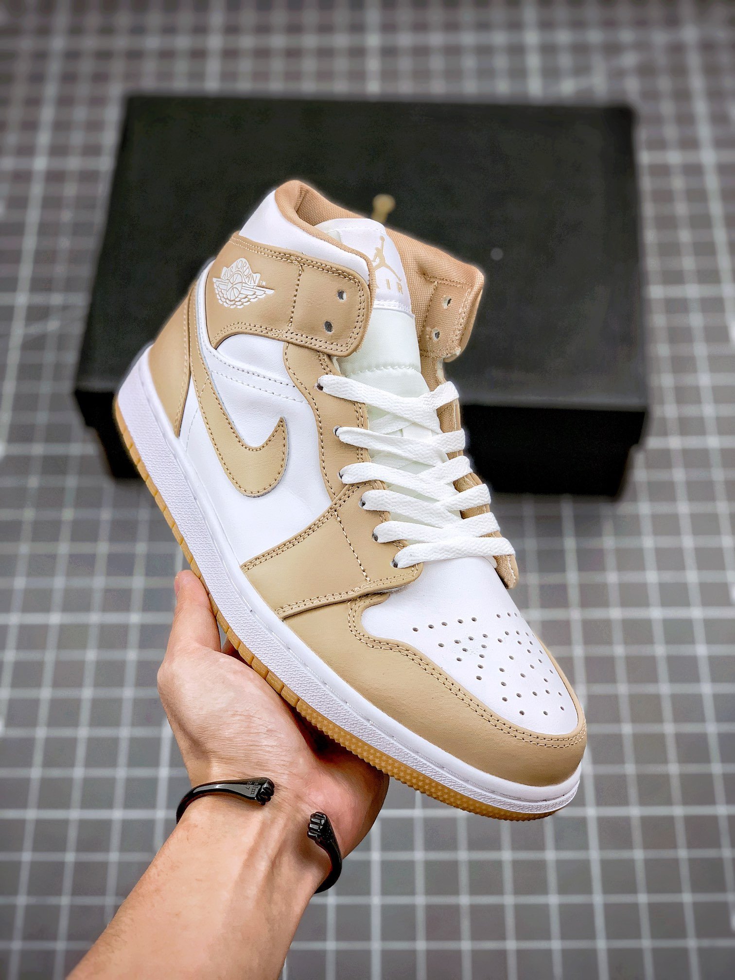 Air Jordan 1 Mid Tan Gum 554724-271