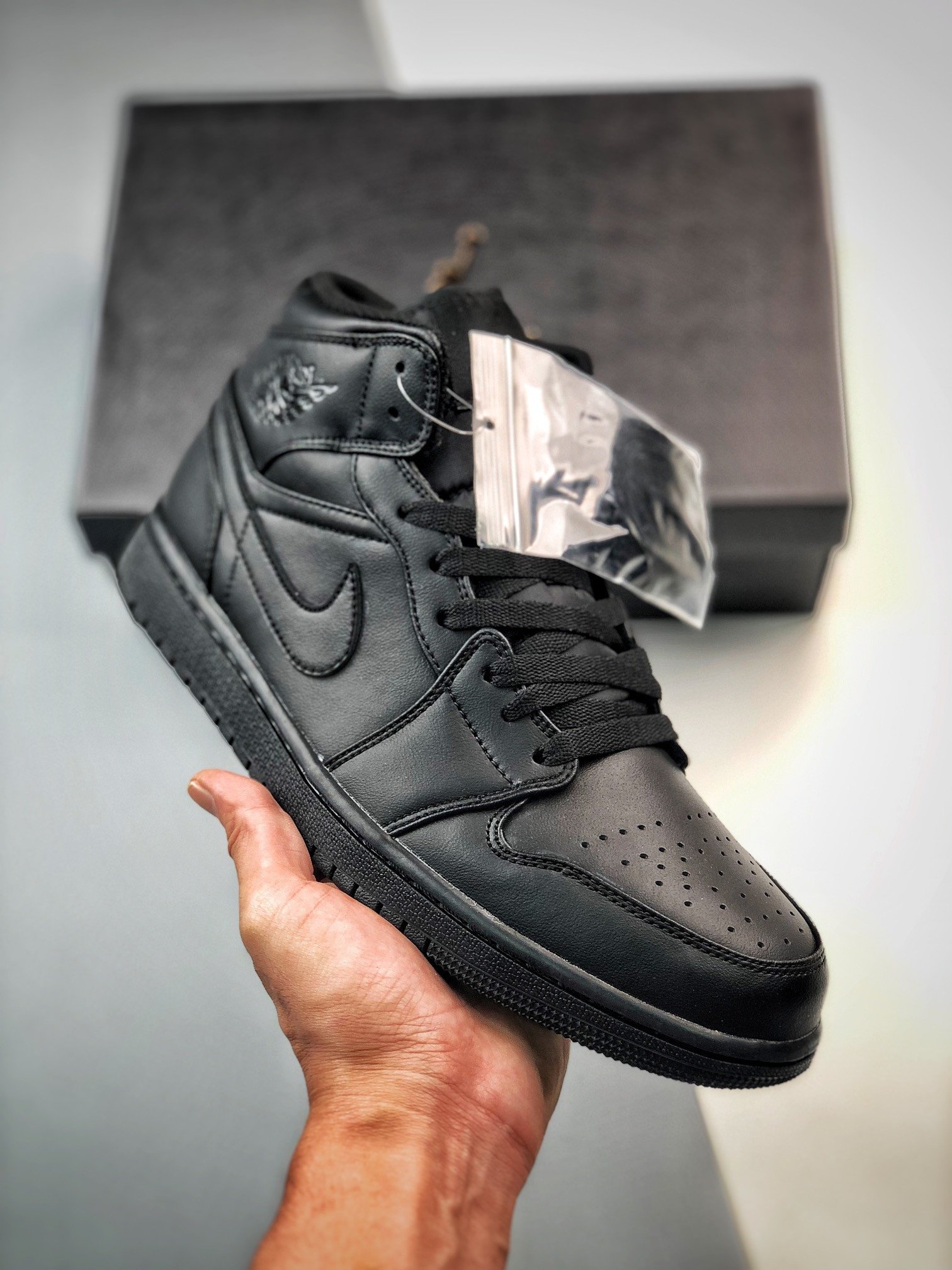 Air Jordan 1 Mid Triple Black 554724-093