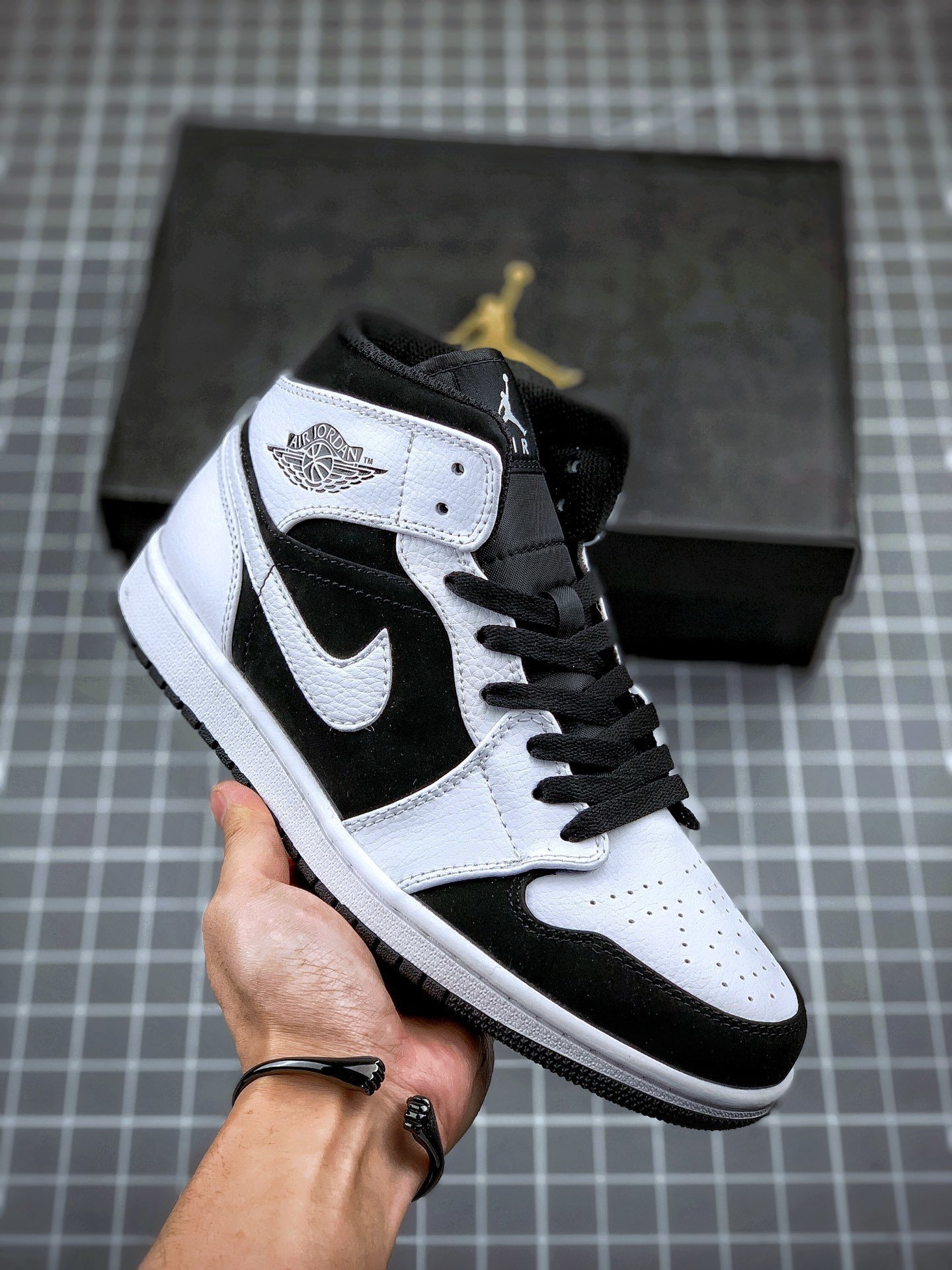 Air Jordan 1 Mid 'Tuxedo' White Black 554724-113