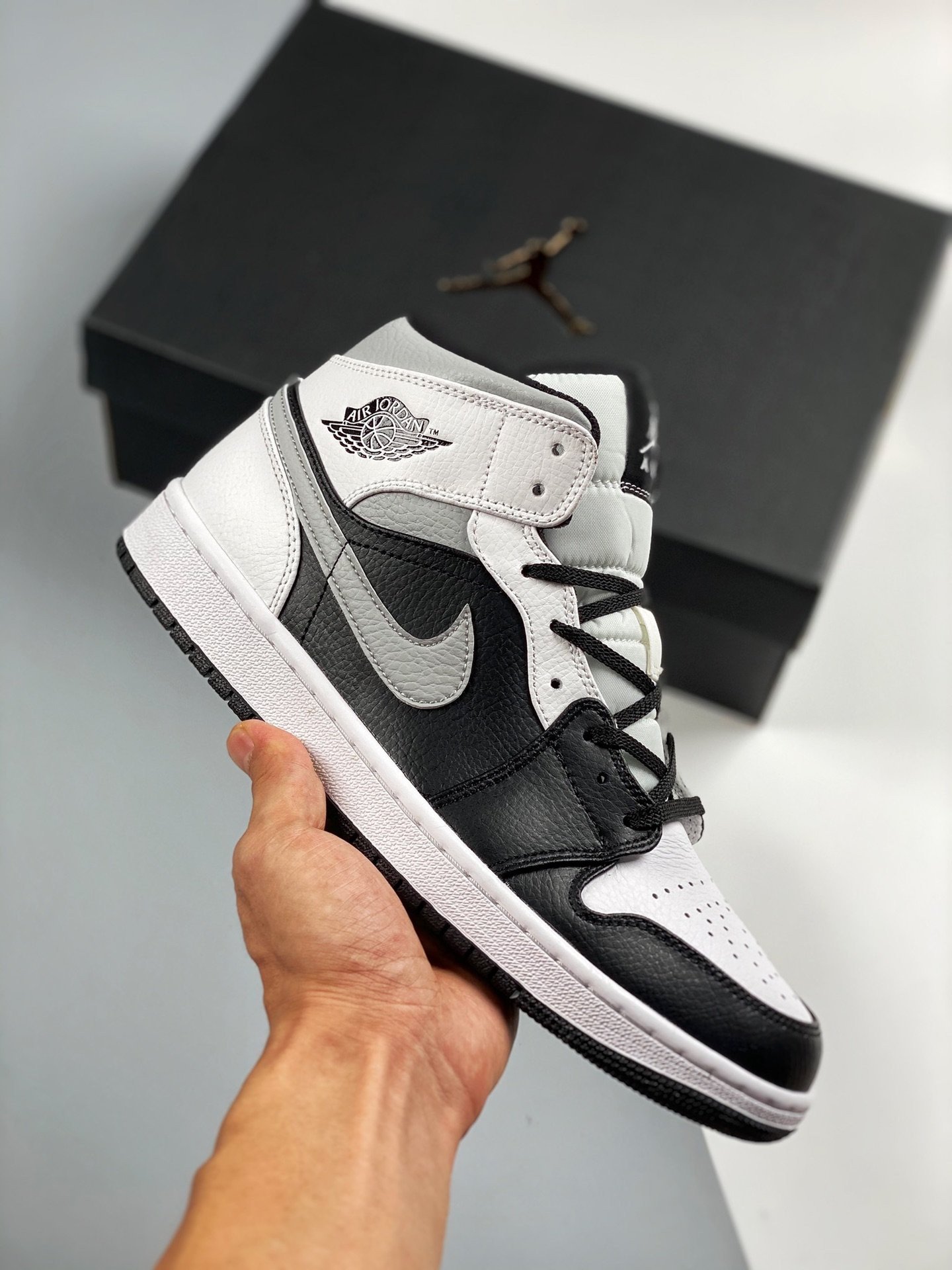 Air Jordan 1 Mid White Shadow 554724-073
