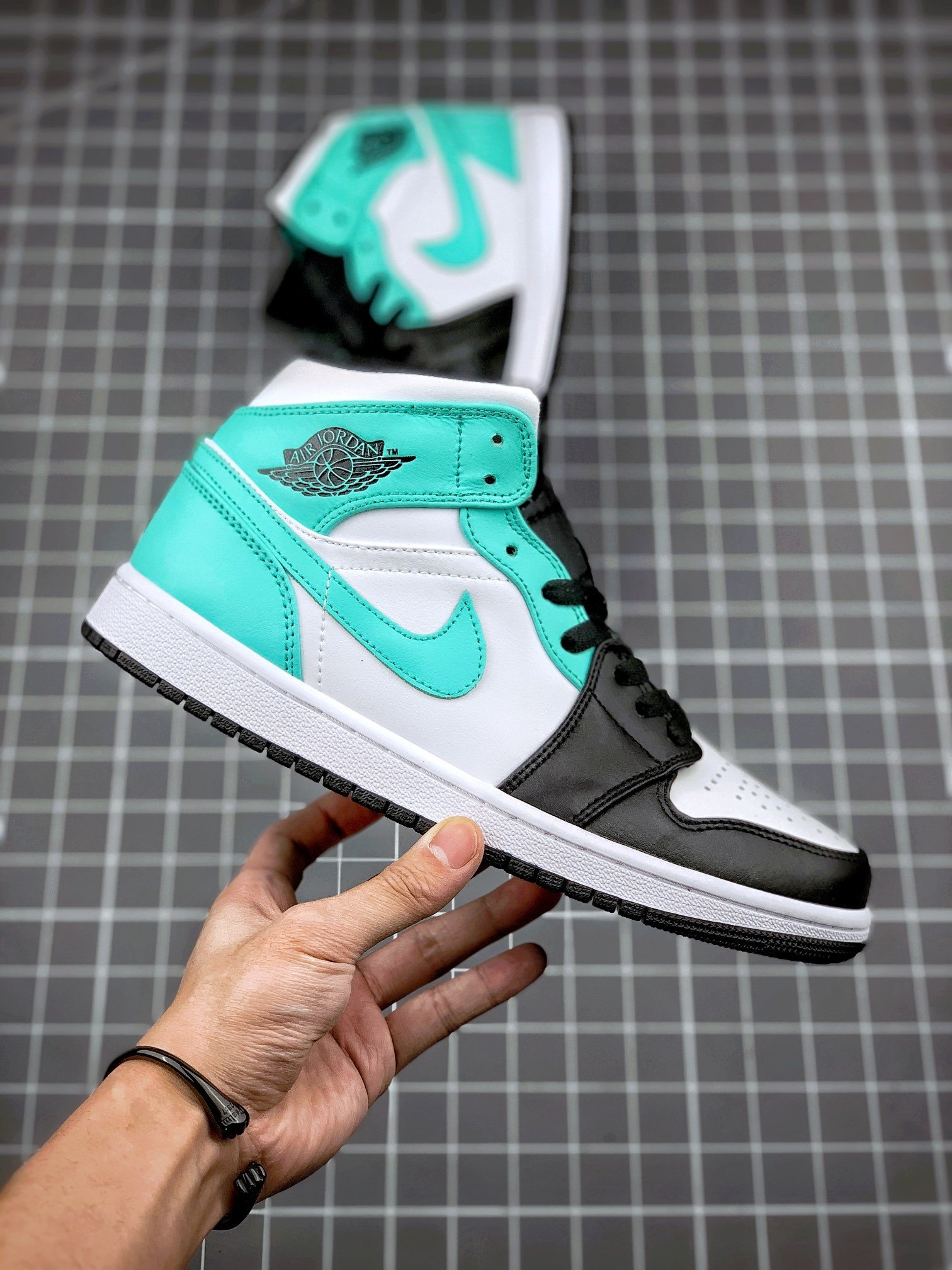 Air Jordan 1 Mid White/Black-Island Green 554724-132