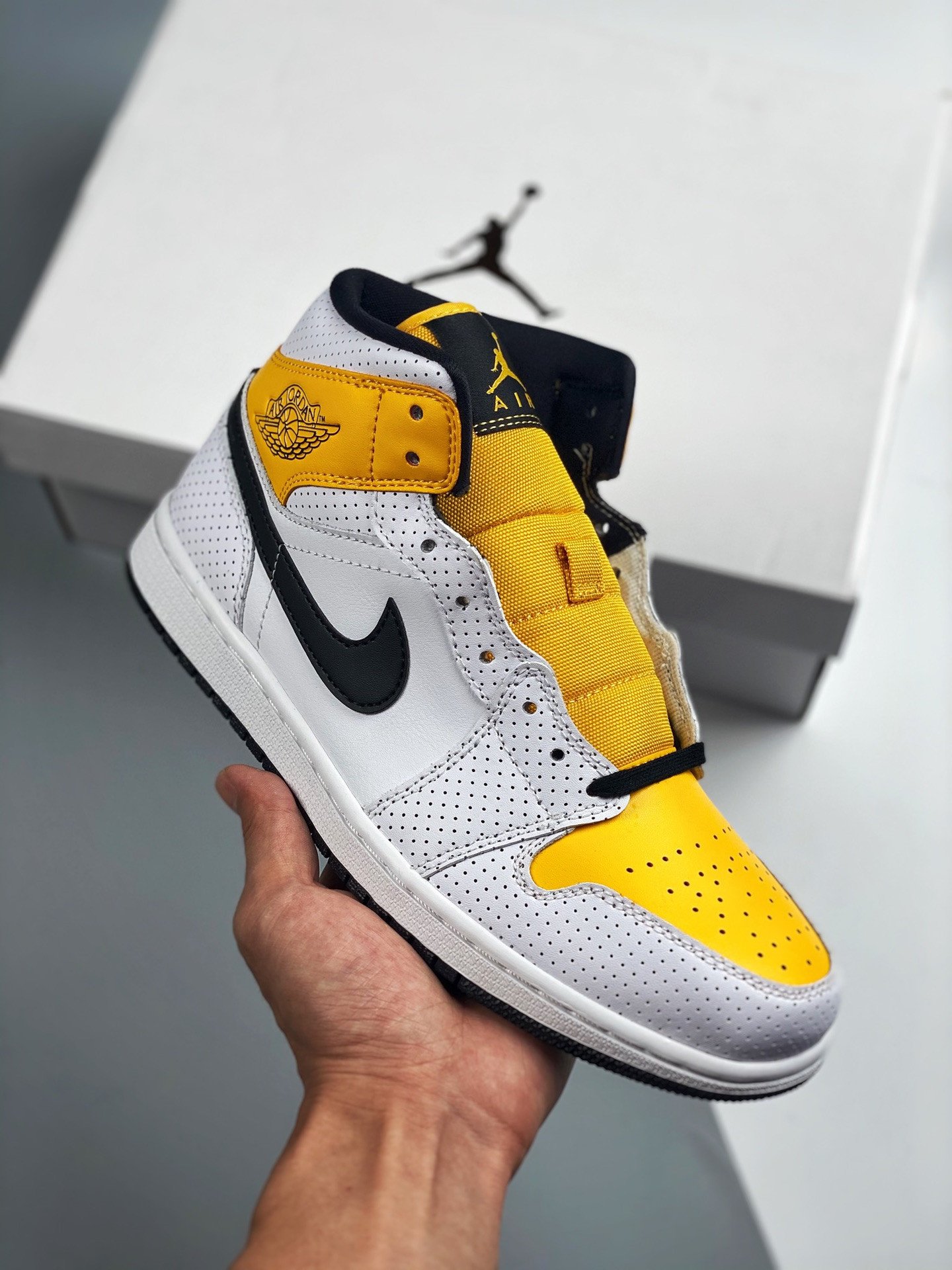 Air Jordan 1 Mid White/Black-University Gold