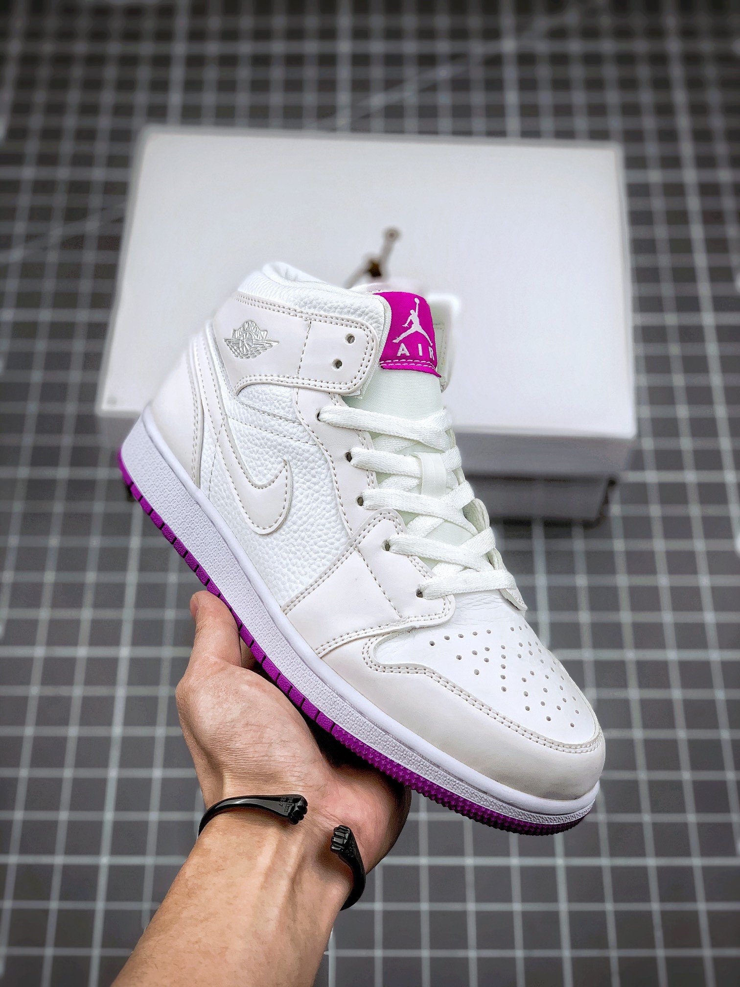Air Jordan 1 Mid White/Fuchsia Blast 555112-100