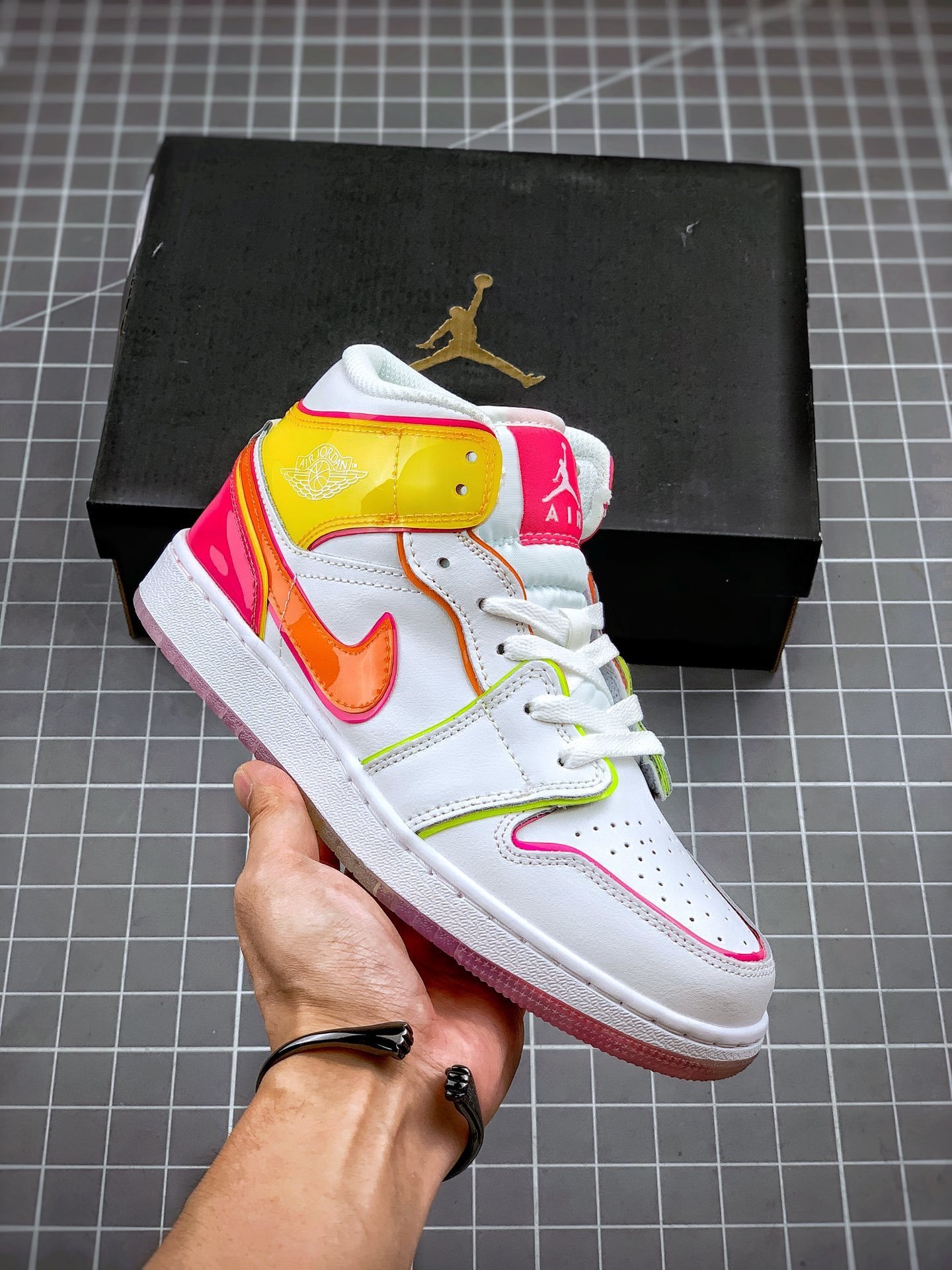 Air Jordan 1 Mid White/Hyper Crimson-Pink