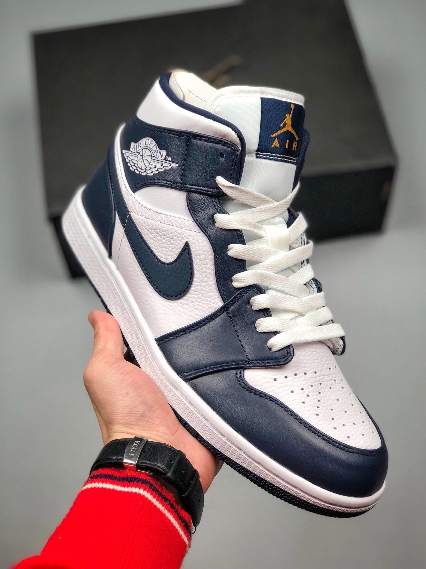 Air Jordan 1 Mid White/Obsidian-Metallic Gold 554724-174