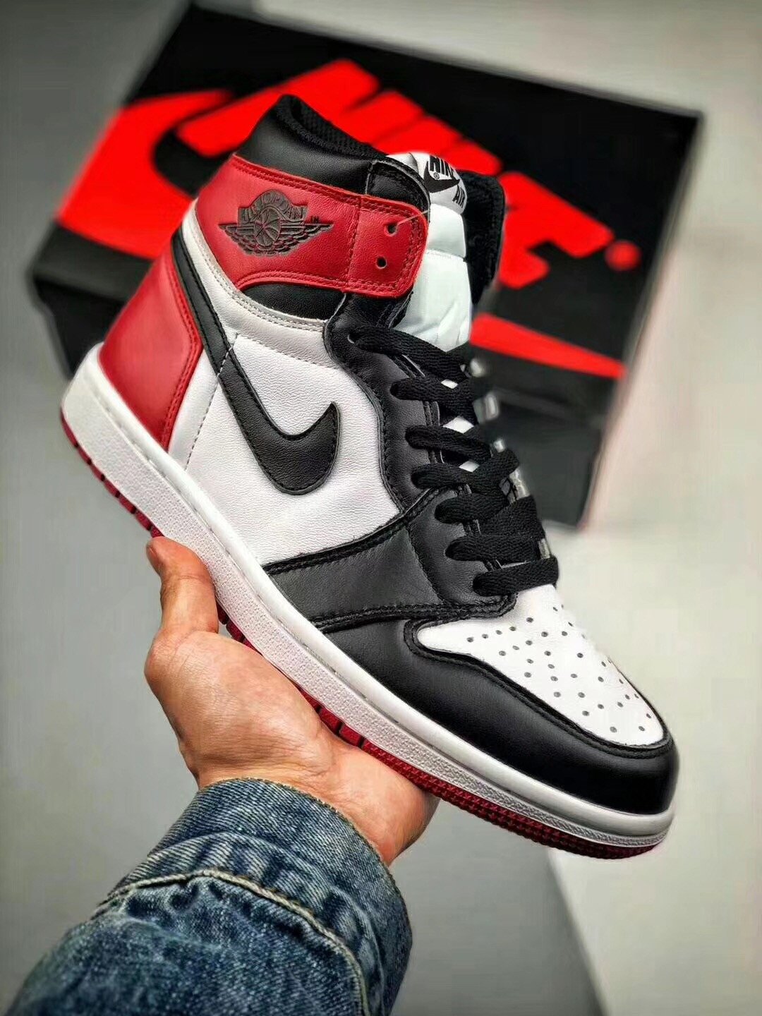 Air Jordan 1 Retro High OG Black Toe 555088-125