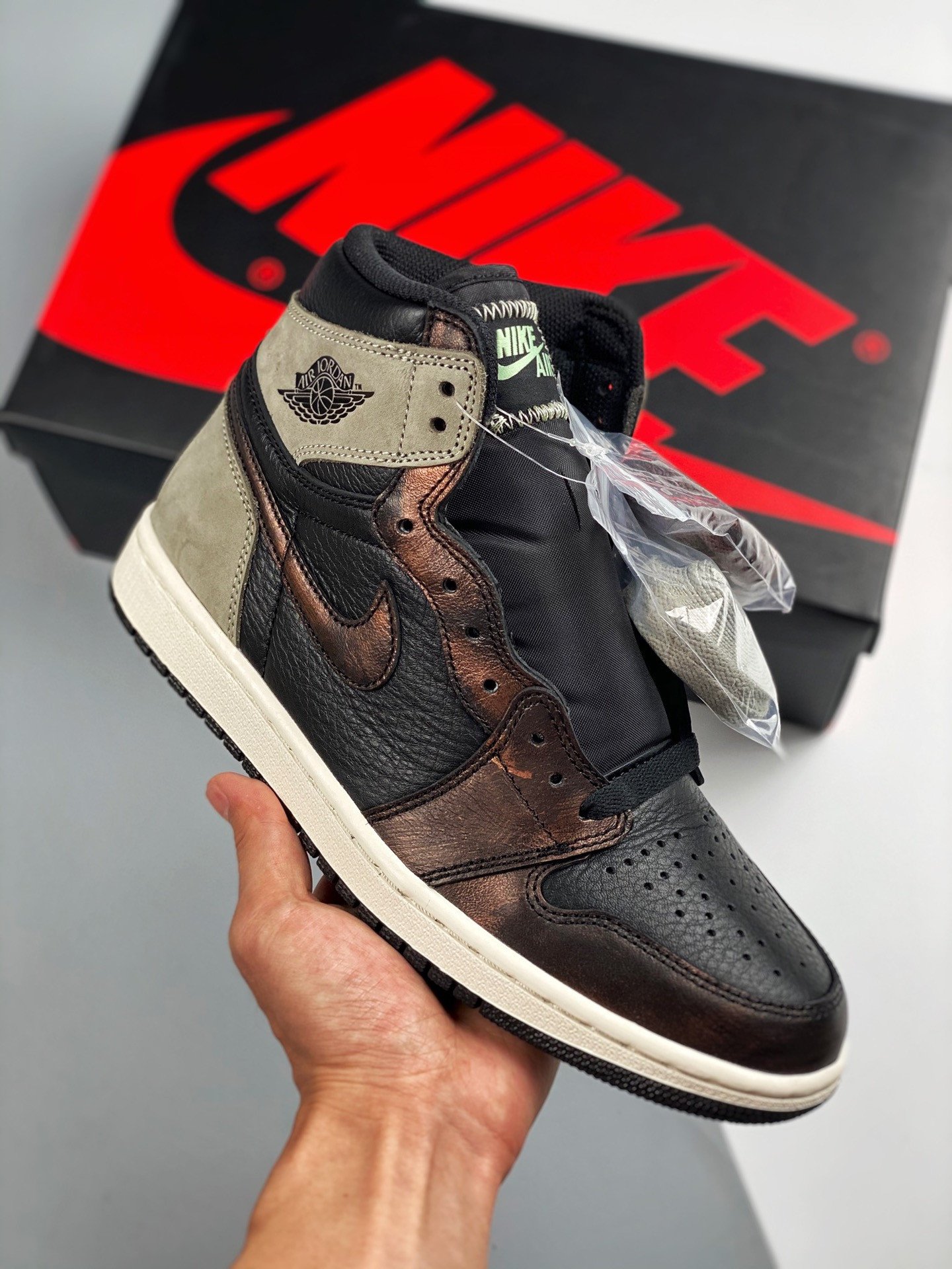 Air Jordan 1 Retro High OG Black/Light Army/Sail/Fresh Mint 555088-033
