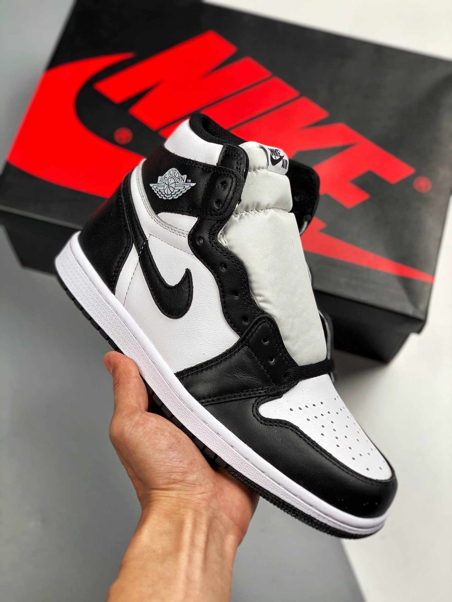 Air Jordan 1 Retro High OG Black/White 555088-010