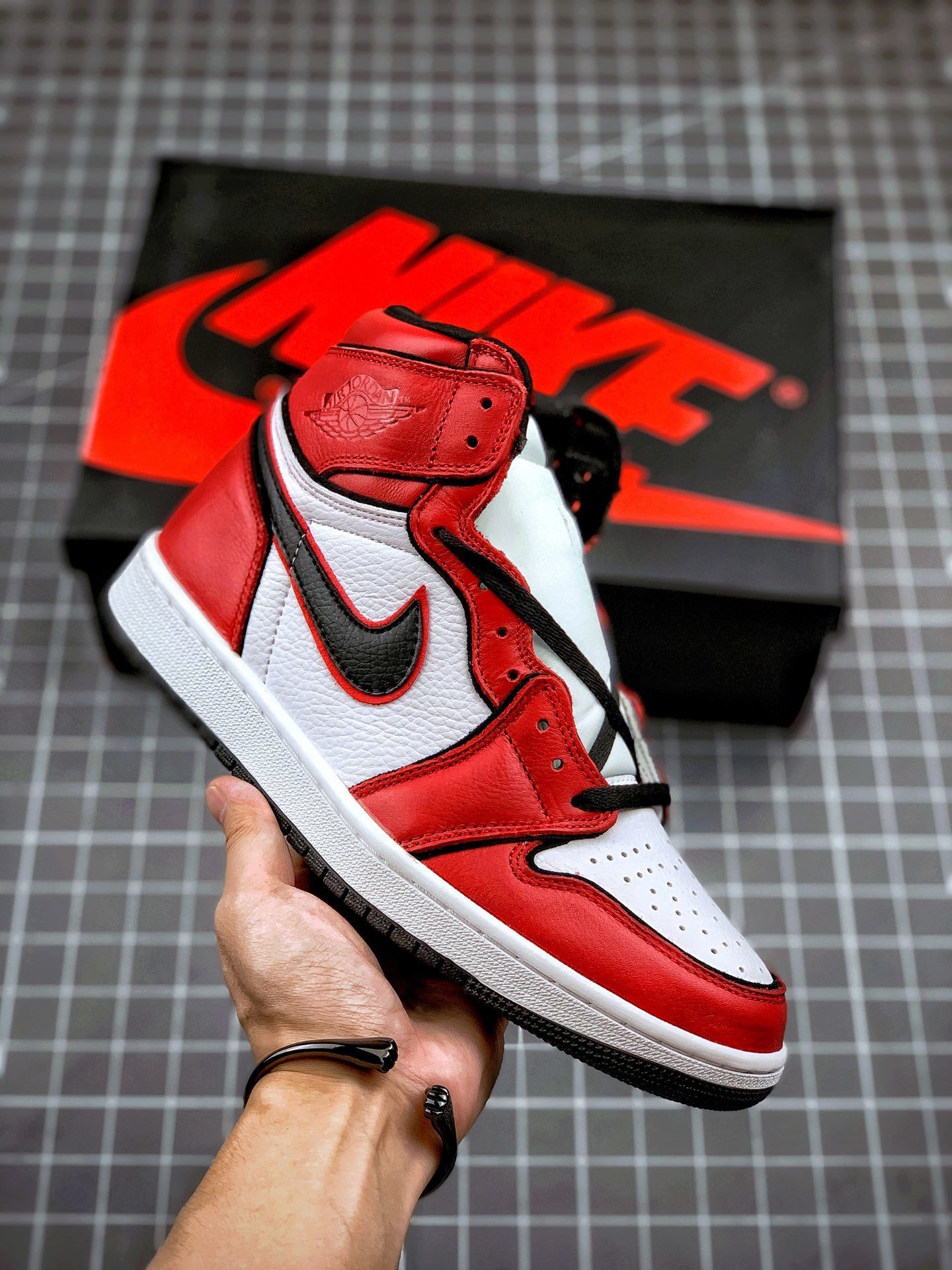 Air Jordan 1 Retro High OG 'Bloodline 2.0' 555088-129