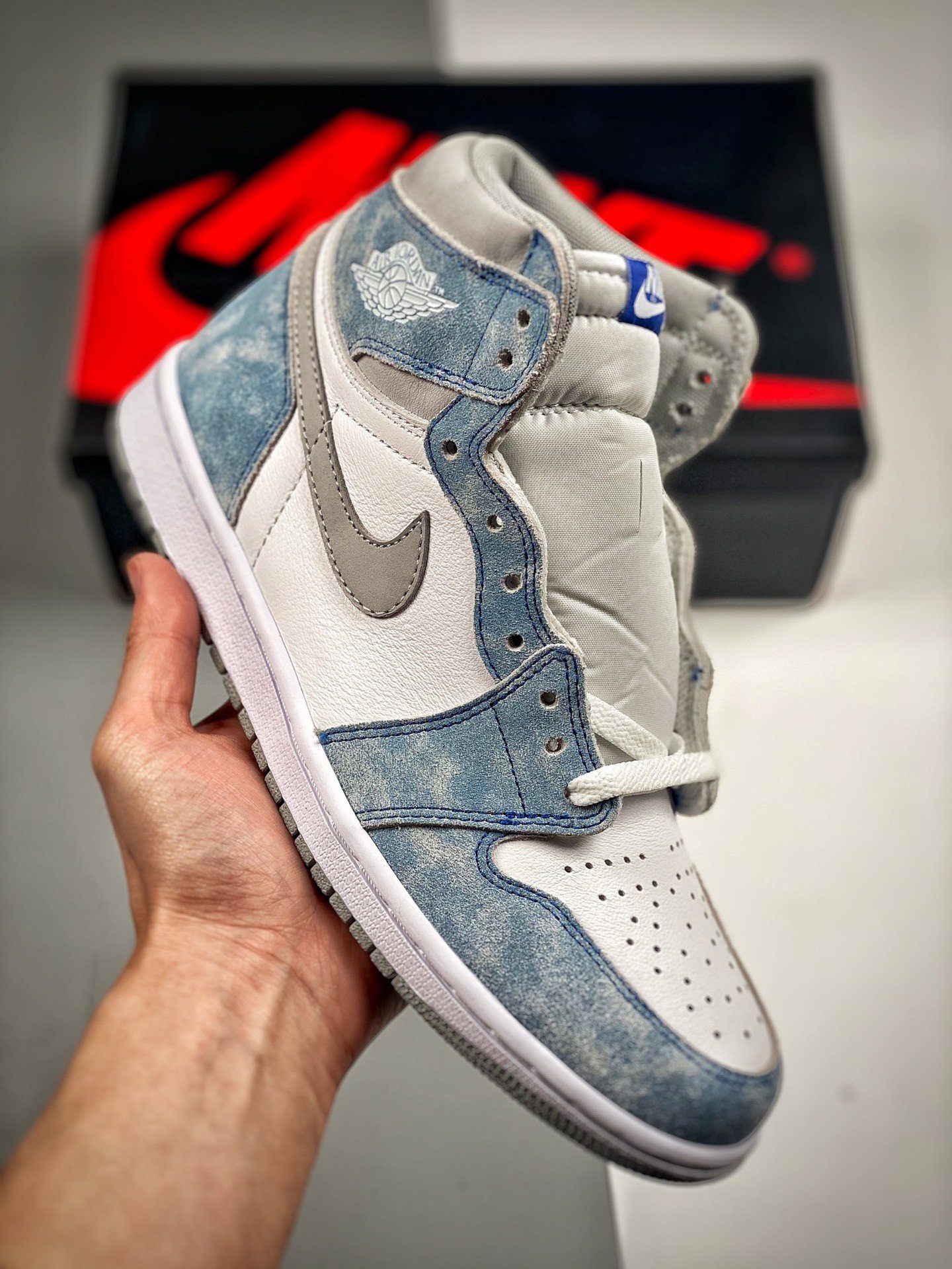 Air Jordan 1 Retro High OG Hyper Royal/Light Smoke Grey-White 555088-402