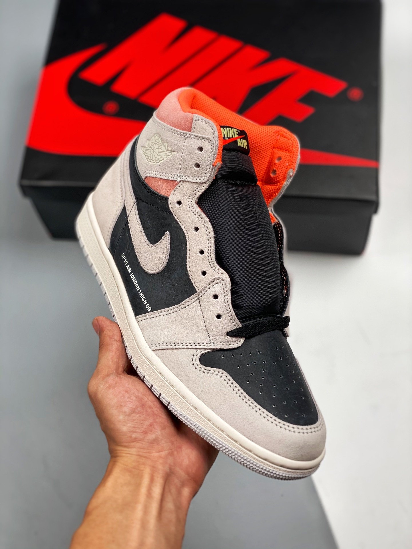 Air Jordan 1 Retro High OG Neutral Grey 555088-018
