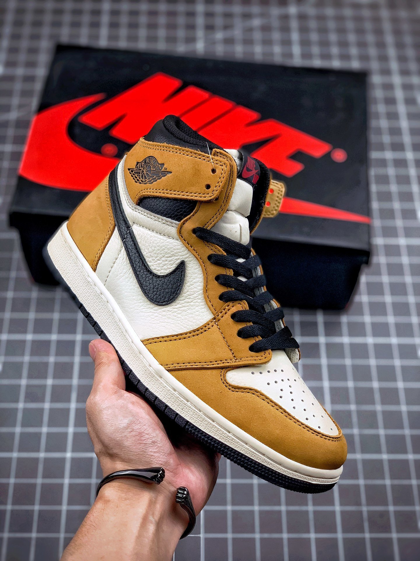Air Jordan 1 Retro High OG Rookie of the Year 555088-700