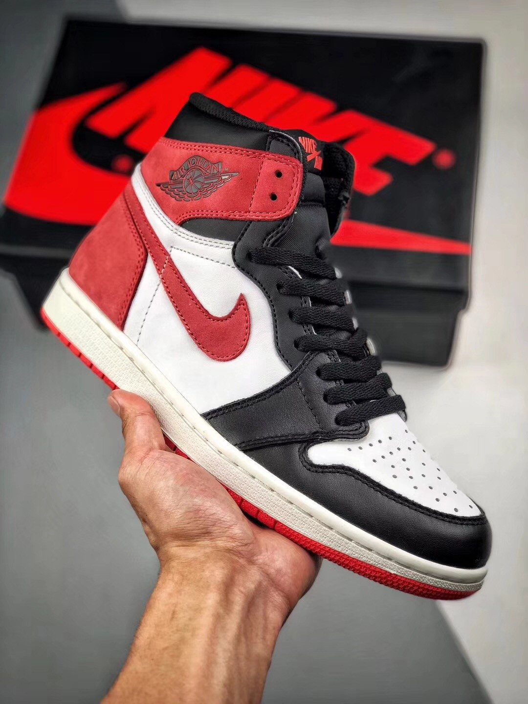 Air Jordan 1 Retro High OG Summit White/Track Red-Black 555088-112