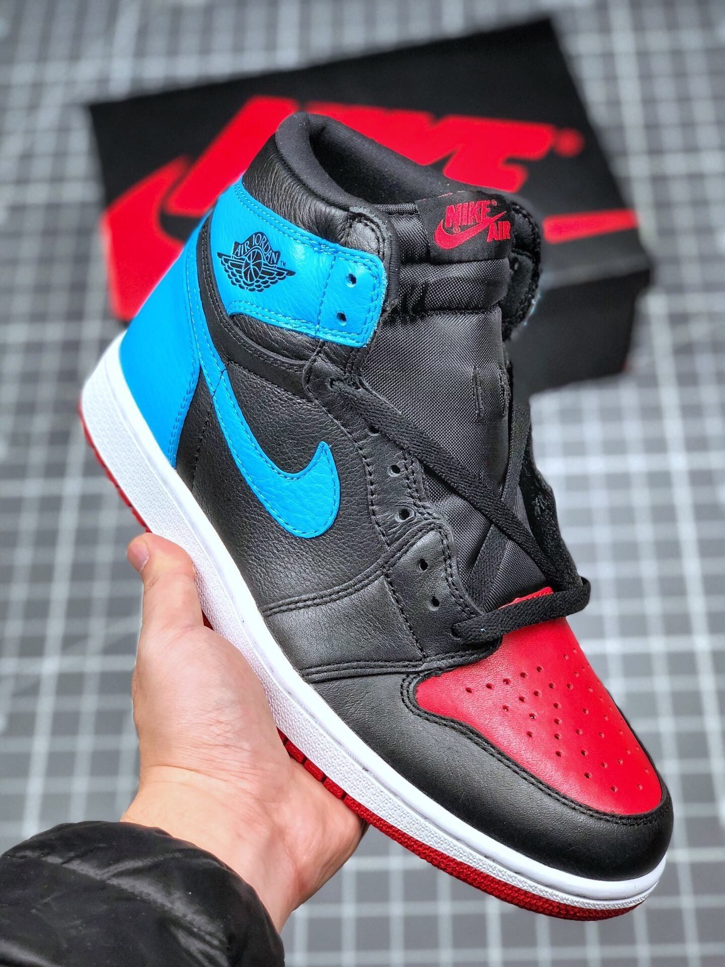 Air Jordan 1 Retro High OG UNC to Chicago CD0461-046