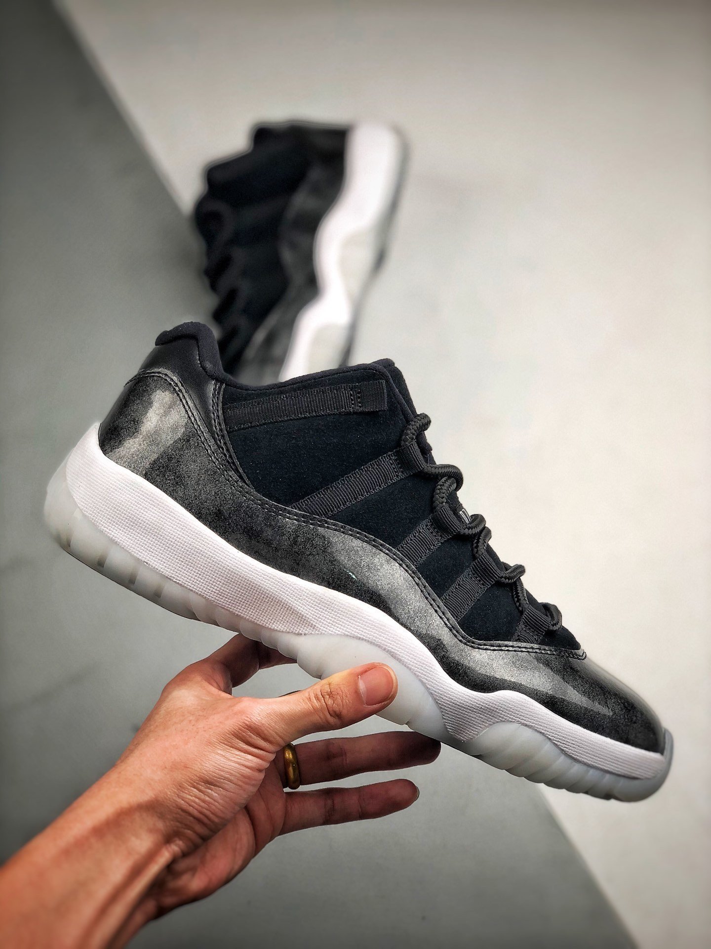 Air Jordan 11 Low Barons Black/Metallic Silver-White 528895-010