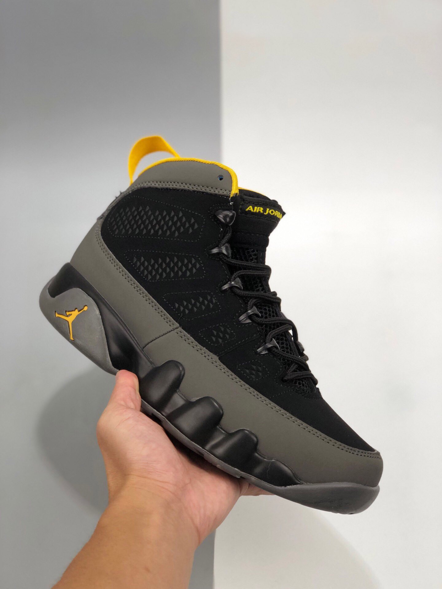 Air Jordan 9 University Gold CT8019-070