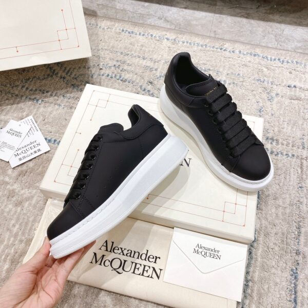 Alexander McQueen Oversized Sneaker in Black/white EU35 - EU45 - Image 7