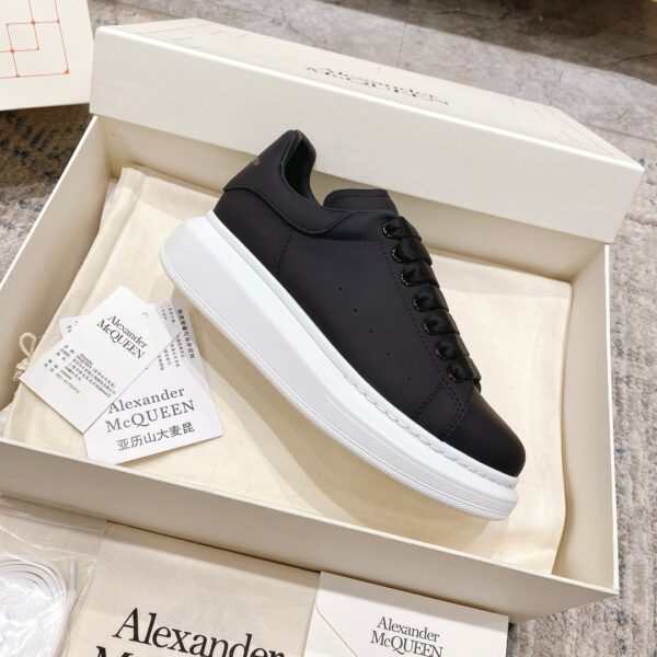 Alexander McQueen Oversized Sneaker in Black/white EU35 - EU45 - Image 6
