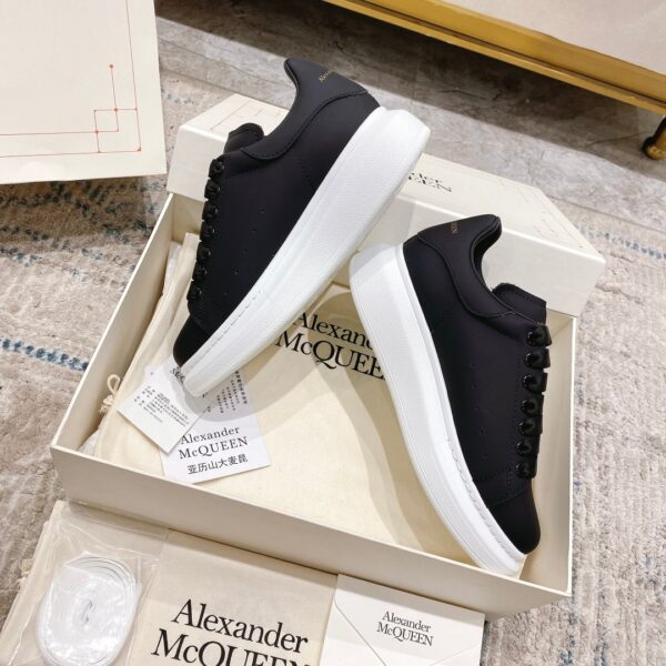 Alexander McQueen Oversized Sneaker in Black/white EU35 - EU45 - Image 5