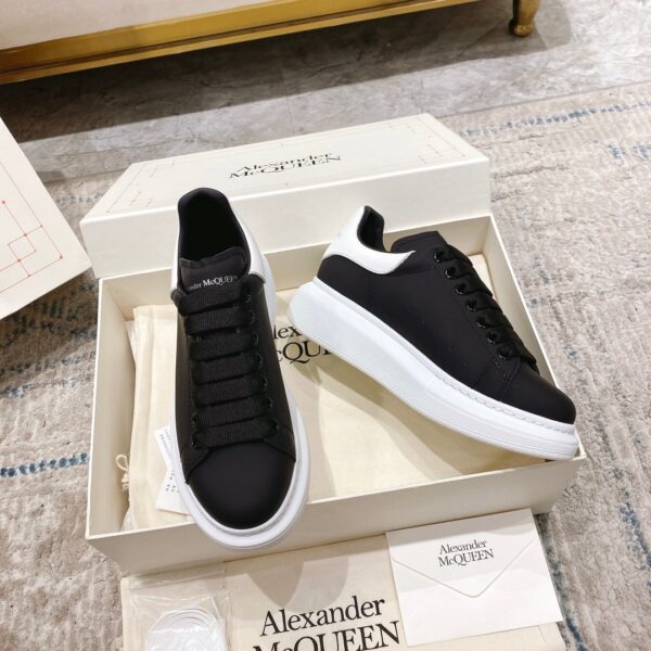 Alexander McQueen Oversized Sneaker in Black/white EU35 - EU45 - Image 4