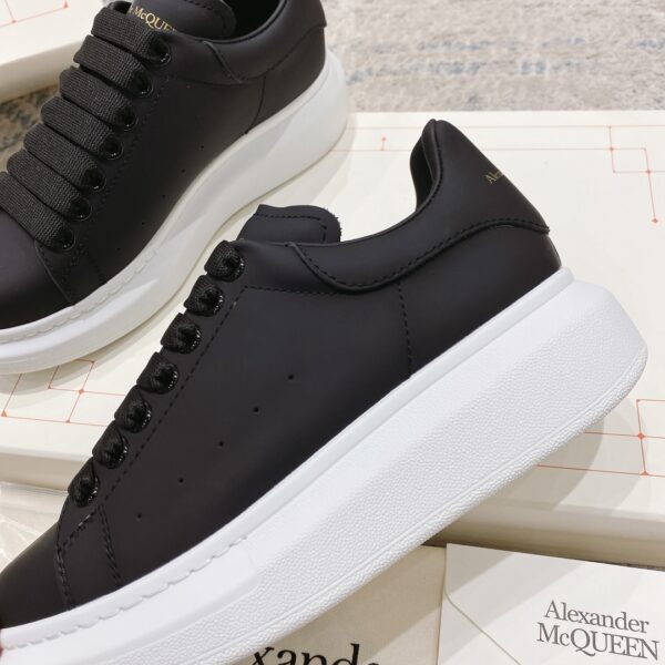 Alexander McQueen Oversized Sneaker in Black/white EU35 - EU45 - Image 3