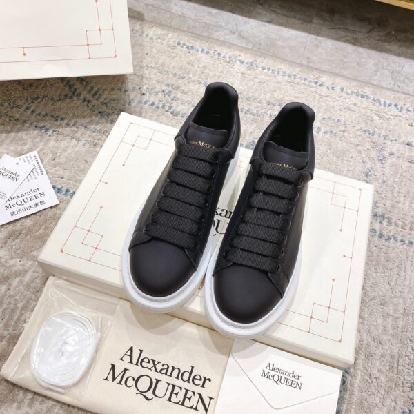 Alexander McQueen Oversized Sneaker in Black/white EU35 - EU45 - Image 8