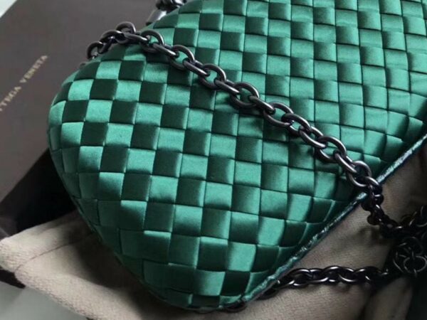 Bottega Veneta Knot Clutch In Boucher Intreccio Green - Image 7