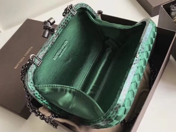 Bottega Veneta Knot Clutch In Boucher Intreccio Green - Image 7