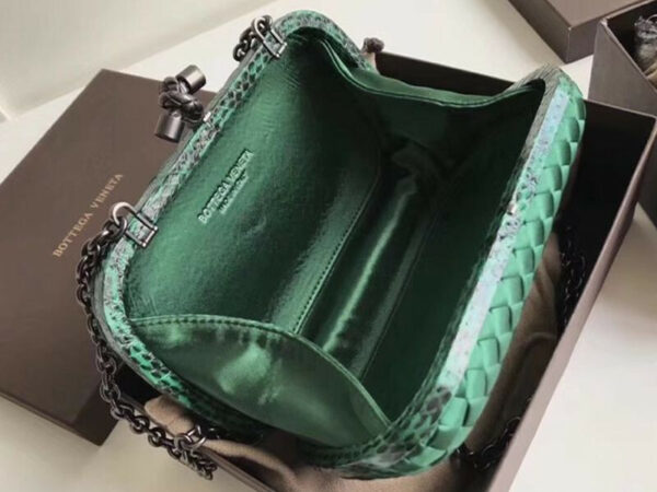 Bottega Veneta Knot Clutch In Boucher Intreccio Green - Image 5