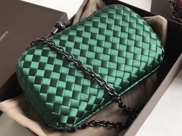 Bottega Veneta Knot Clutch In Boucher Intreccio Green - Image 2