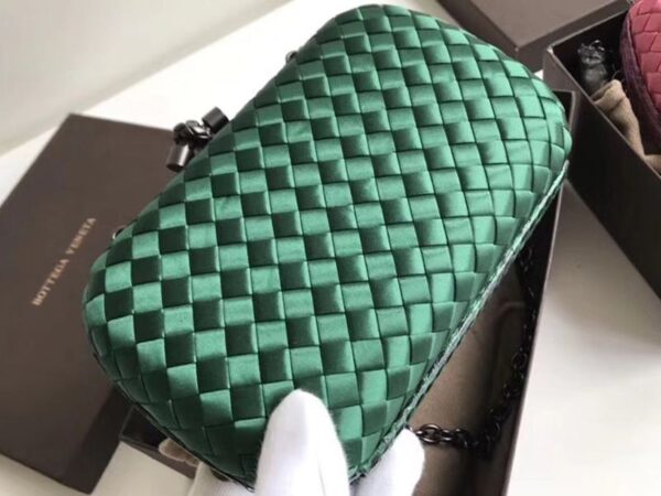 Bottega Veneta Knot Clutch In Boucher Intreccio Green - Image 3