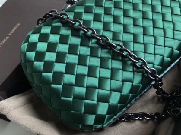 Bottega Veneta Knot Clutch In Boucher Intreccio Green - Image 4