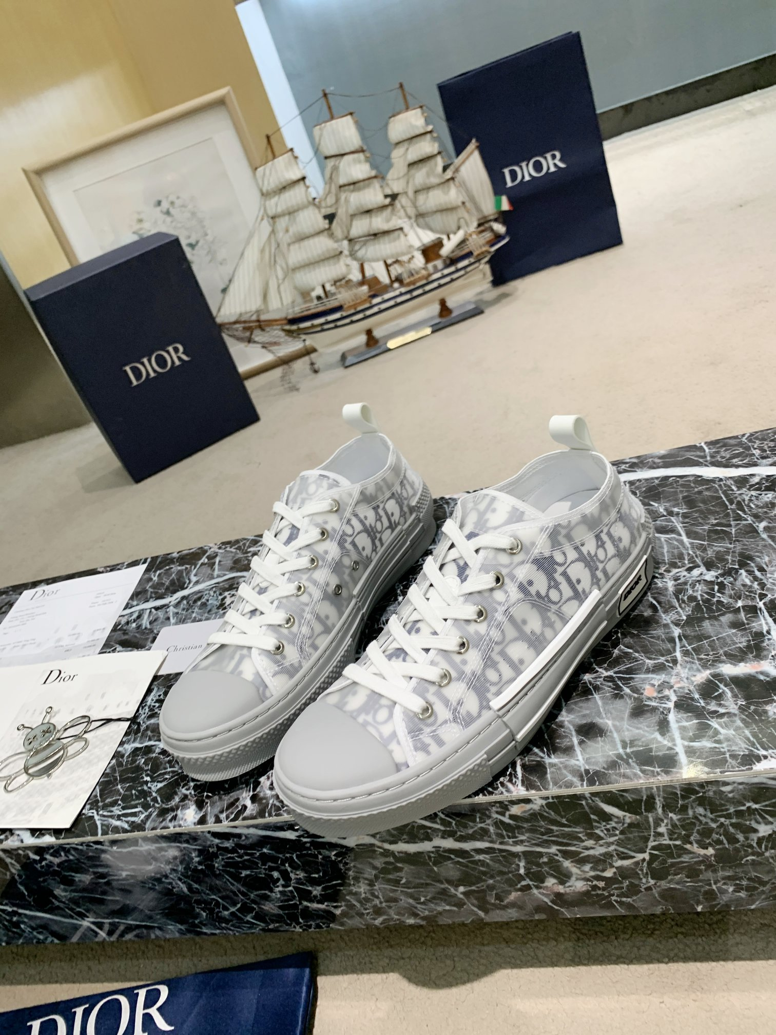 Dior x Kaws co-brands the new 2021 early spring