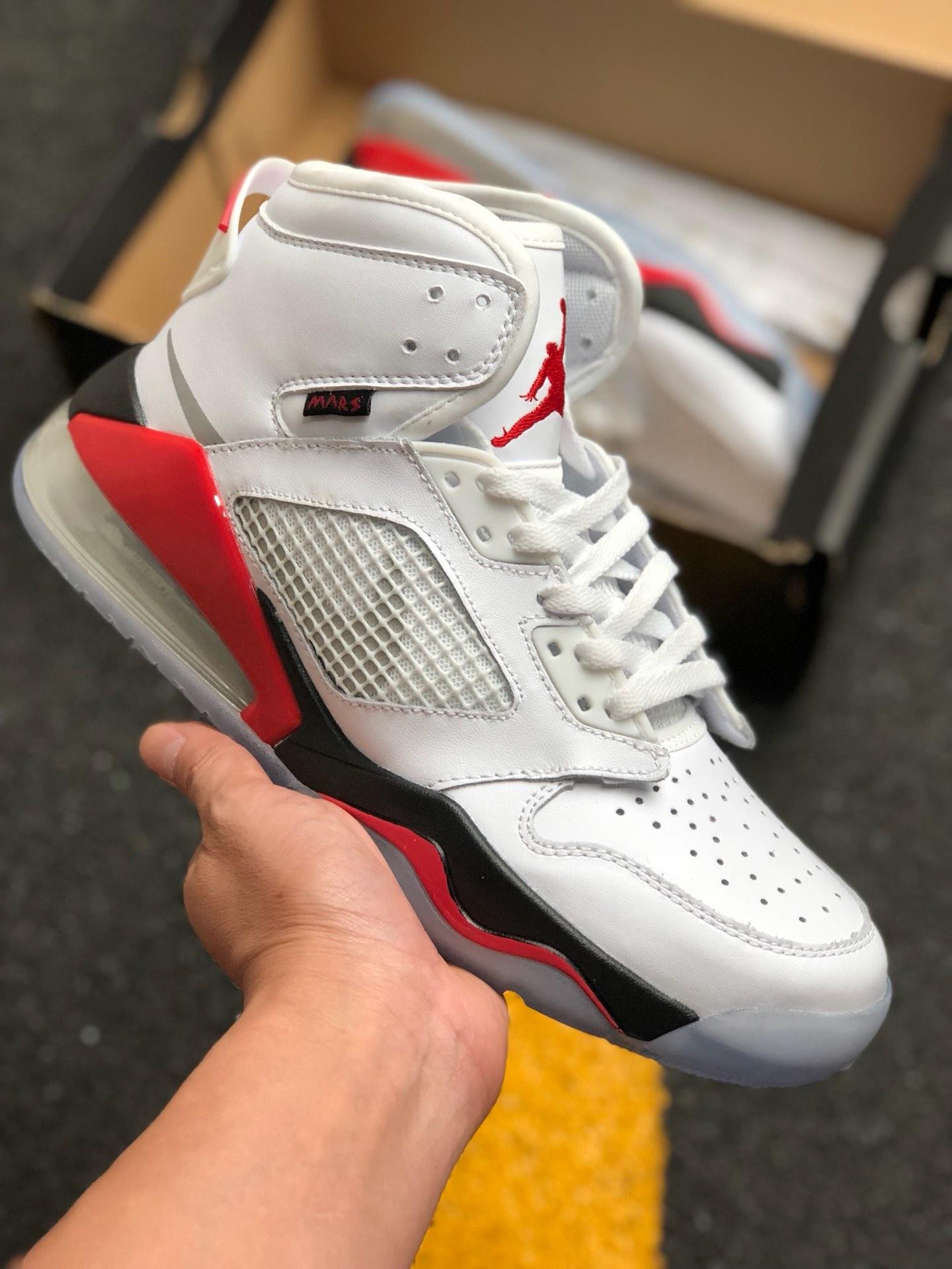 Jordan Mars 270 White/Fire Red-Black CD7070-103