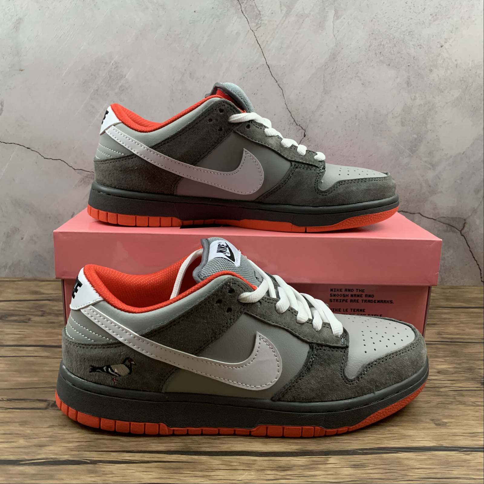 Nike SB Dunk Low Staple NYC Pigeon 304292-011 Men Shoes