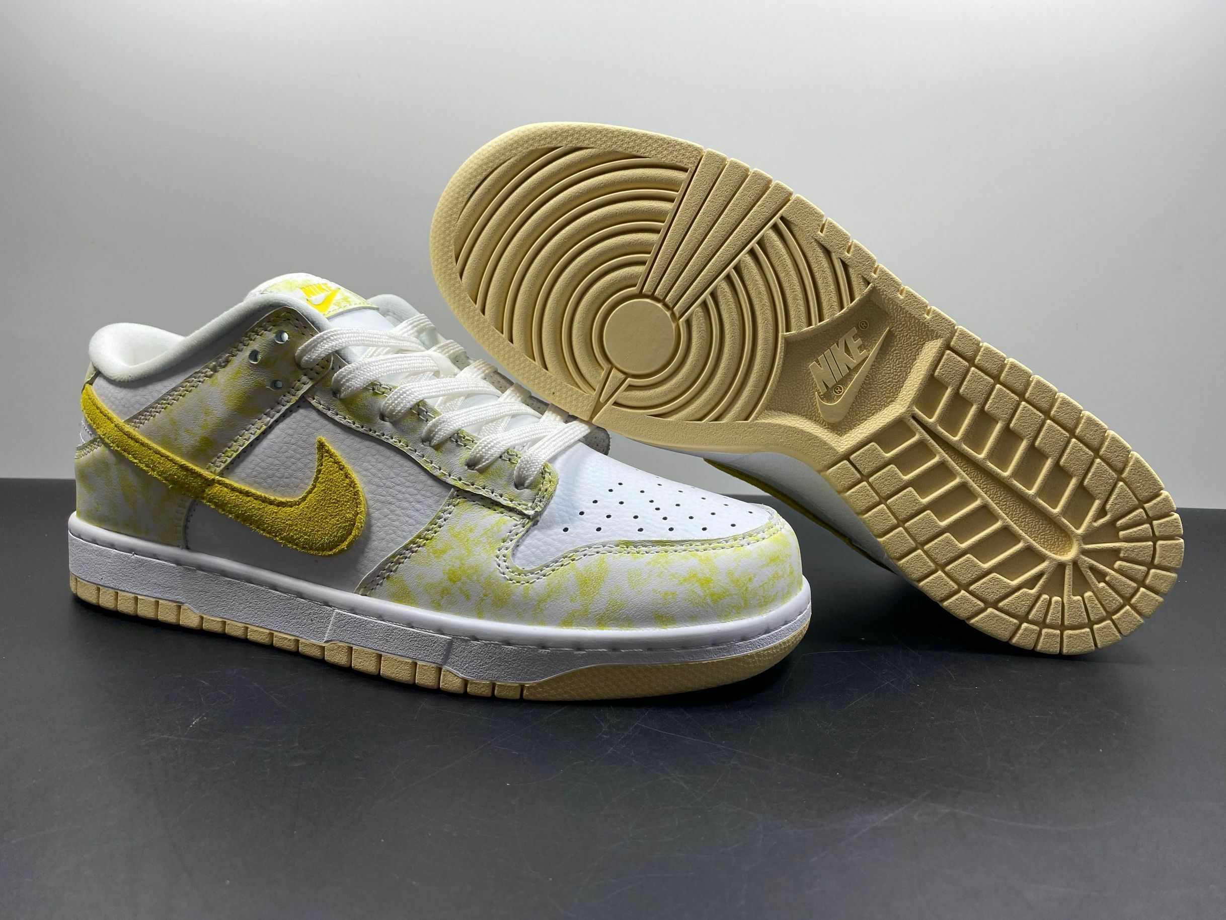 Nike SB Dunk Low Yellow Strike