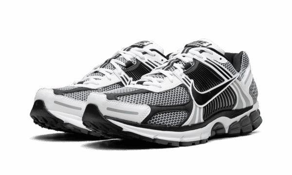 Zoom Vomero 5 SE SP "Black / Metallic Silver" - Image 2