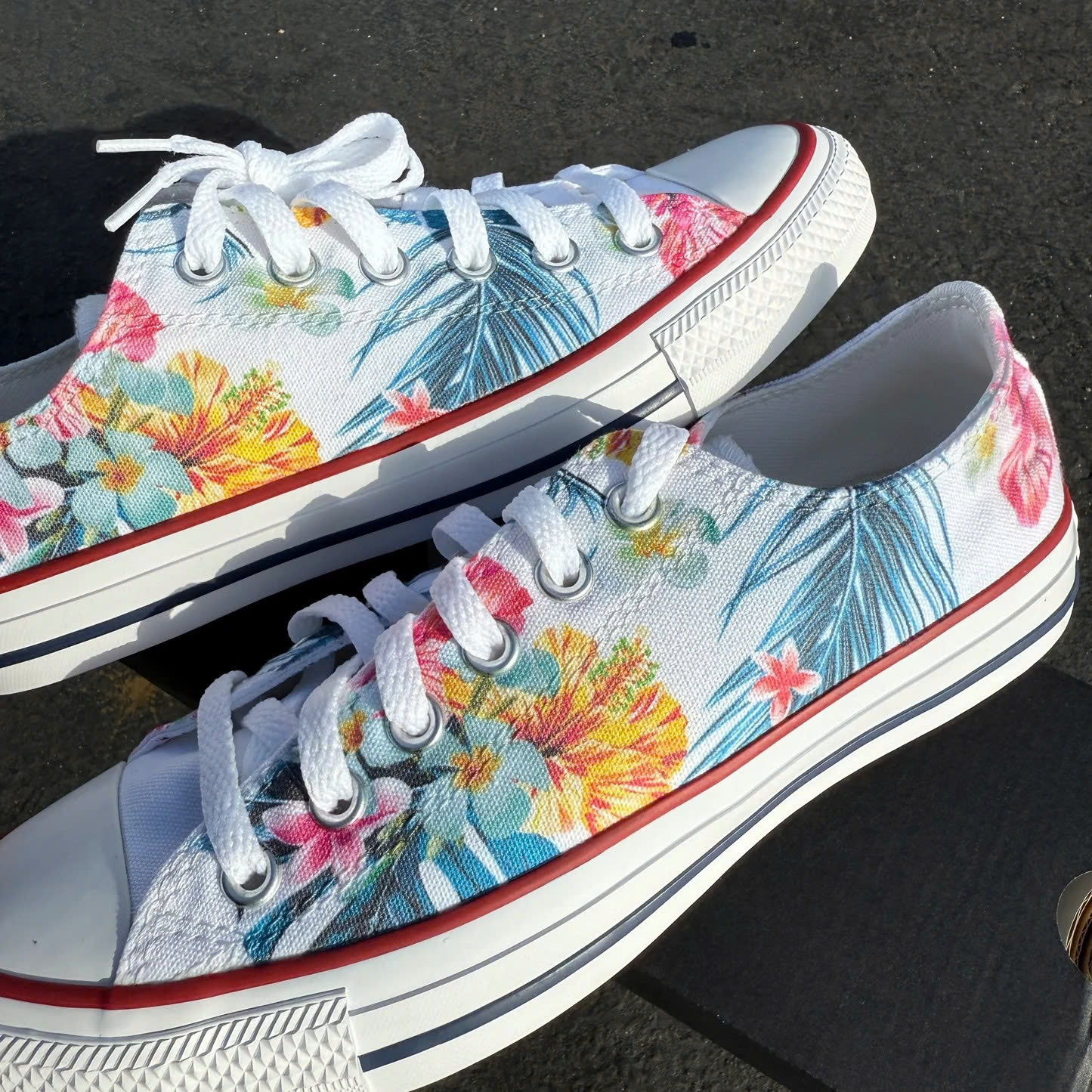 Sneakers Hawaiian Print Tropical Floral Pattern On White Low Top Shoes